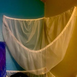 One pack, hanger fence thing for stuffed animals